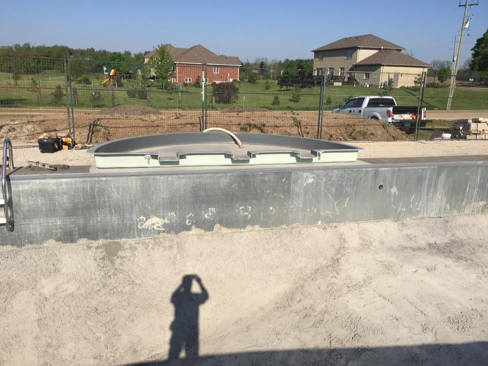 Installation of a stone tanning ledge on a pool